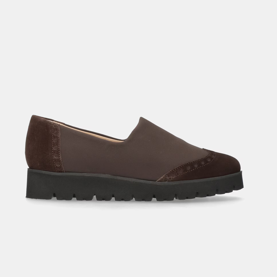 Mascaró
Loafer modelo Charlize en tela elástica marrón