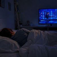 Los médicos coinciden: cerrar los ojos no basta para apagar el efecto de la tele sobre tu descanso