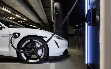 El lobby de la industria automotriz y el ecologista, unidos: piden un millón de puntos de recarga para 2024 en la UE