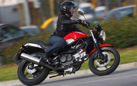 La VTR pesa poco y su baja altura ayuda a que te sientas cómodo y seguro