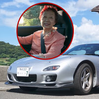 La abuela viral del Mazda RX-7, un icono japonés que estrenó el deportivo de Mazda más codiciado y lo ha usado hasta que se ha cansado de conducir. Ojalá fuera mi abuela