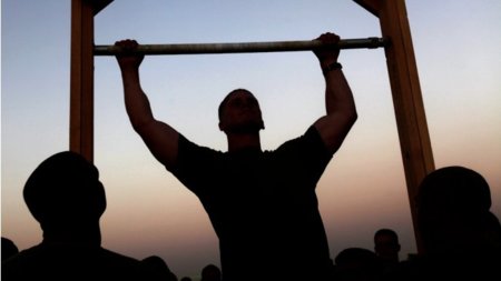 Tres ejercicios en progresión para hacer dominadas