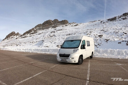 Camper pernocta en un párking