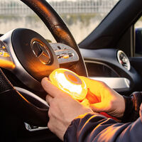 Puedes comprar hoy mismo una luz V16 con geolocalización de la DGT, pero igual te compensa esperar