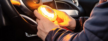 Puedes comprar hoy mismo una luz V16 con geolocalización de la DGT, pero igual te compensa esperar