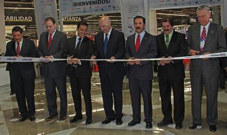 Directivos y políticos, en el corte de listón en Expo Guadalajara