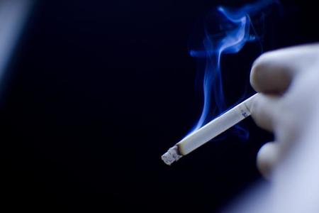 Fumar no sirve para reducir el estrés, sino justo lo contrario