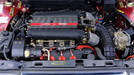 Sim, há um motor Ferrari sob o capô deste carro de rua de aparência pacífica | Imagem: Lancia