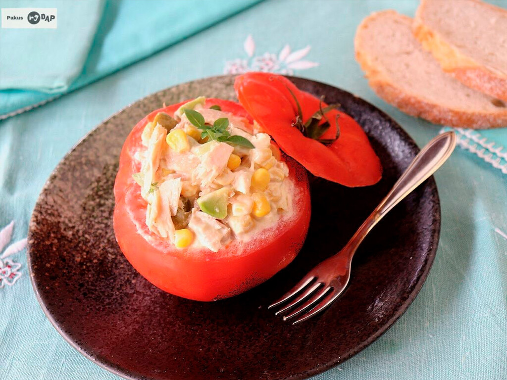 Con una conserva de atún y un buen tomate, resuelves un entrante tan fresco como el verano y donde comen cuatro por menos de 10 euros