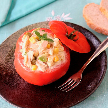 Con una conserva de atún y un buen tomate, resuelves un entrante tan fresco como el verano y donde comen cuatro por menos de 10 euros 