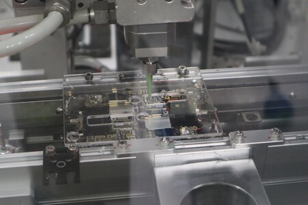 En esta imagen puede apreciarse cómo se aplica la pasta térmica de forma totalmente autónoma | Imagen: Xataka