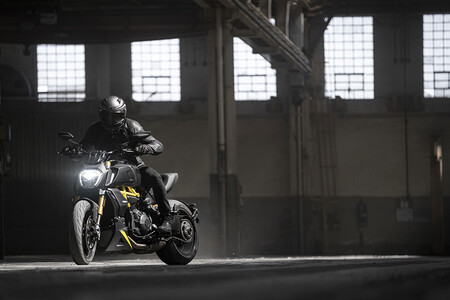 La Ducati Diavel 1260 S "Black and Steel" 2021 es una exquisita versión especial de la muscle bike con 162 CV, y llega en septiembre