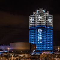 BMW celebra los 100.000 eléctricos vendidos en 2017 convirtiendo su sede en cuatro enormes pilas