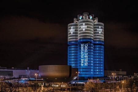 BMW celebra los 100.000 eléctricos vendidos en 2017 convirtiendo su sede en cuatro enormes pilas