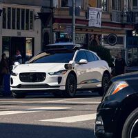 Ni conductores humanos, ni peatones. El último enemigo de los taxis autónomos no se lo esperaba nadie: los postes de teléfono