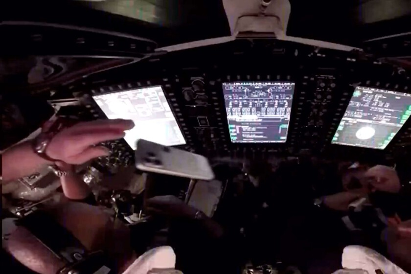 Los astronautas que vuelan hacia la Luna querían hacerse fotos de recuerdo. La solución de la NASA ha sido inédita: meterles un iPhone en el bolsillo