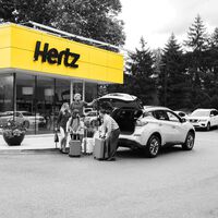 Decenas de viajeros se quedaron tirados cuando los trabajadores de una empresa de alquiler de coches se fueron a casa antes de tiempo. Decidieron tomarse la justicia por su mano