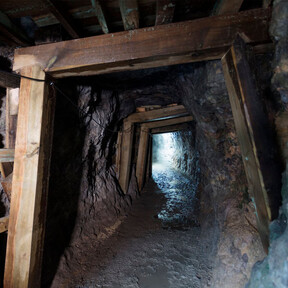 Está en un parque natural de Álava y es una de las minas más singulares de Europa: no brota agua, brota asfalto 