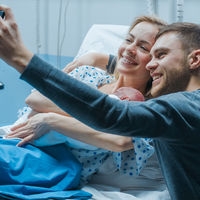 Si tu bebé acaba de nacer, disfruta de él y deja a un lado el móvil: la campaña de un hospital que nos invita a la reflexión