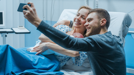 Si tu bebé acaba de nacer, disfruta de él y deja a un lado el móvil: la campaña de un hospital que nos invita a la reflexión