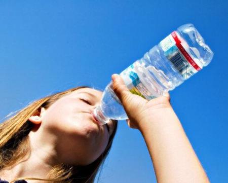 ¿Cuánta agua necesito beber al día?