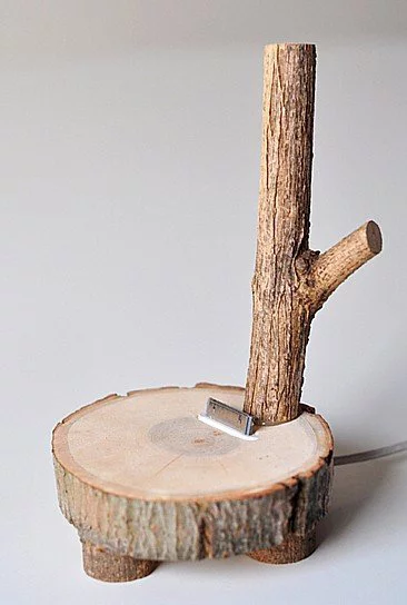 Un soporte para iPhone hecho con un tronco