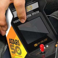 No es un error: esta máquina recreativa Atari te cabe en el bolsillo, viene cargada de juegos y hoy sale por tan solo 25 euros