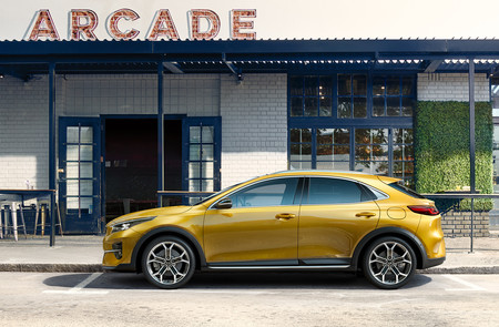 El Kia XCeed 2019 se deja ver en su primera imagen oficial: conoceremos este crossover el 26 de junio