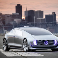 Dueños de Infiniti y Mercedes están más dispuestos a dejar que su auto se conduzca solo