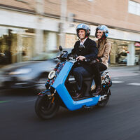 La letra pequeña del motosharing: cobros de 25 euros por identificar al conductor de una infracción y otras penalizaciones