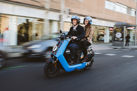 La letra pequeña del motosharing: cobros de 25 euros por identificar al conductor de una infracción y otras penalizaciones