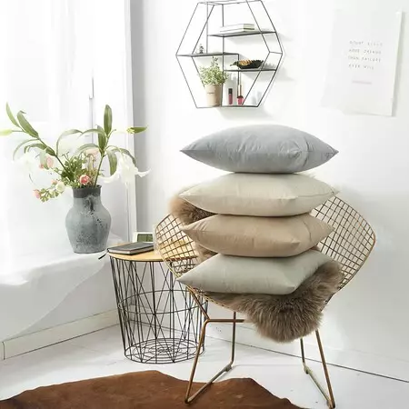 Tonos tierra y pastel: 13 fundas de cojines y otros accesorios para renovar tu salón o tu dormitorio