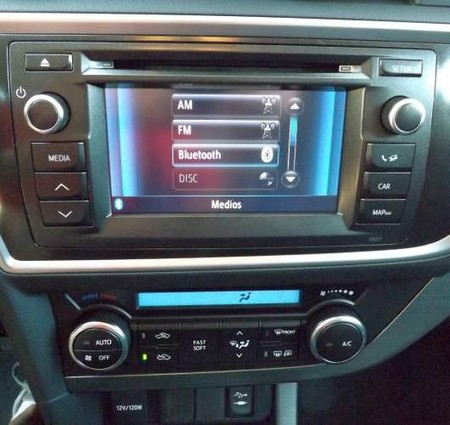 Toyota Auris Touring Sports 120D Active Consola central