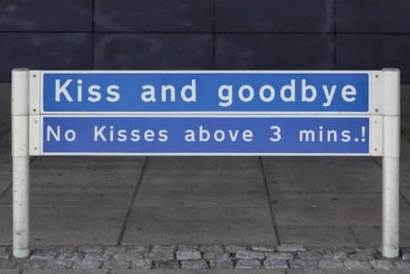 Dale un besito rápido de despedida, o tendrás que pagar. Las nuevas tarifas del aeropuerto de Glasgow