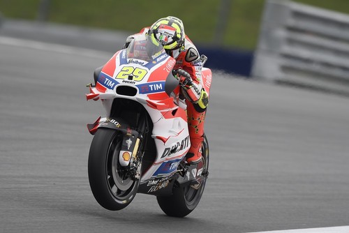 Andrea Iannone y Johann Zarco lanzan un aviso en el estreno de Joan Mir en la pole