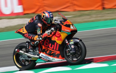 Brad Binder lidera unos entrenamientos de Moto2 con todos los españoles clasificados para la Q2