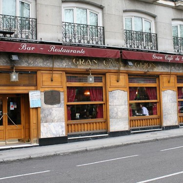 La familia dueña del histórico Café Gijón de Madrid vende el local a un grupo empresarial de lujo que ya piensa reformarlo