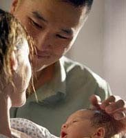 ¿Quien se levanta de la cama para calmar al bebé?