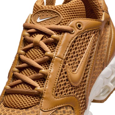 Estas zapatillas rebajadas de Nike en color caramelo son justo lo que pide el otoño para tus looks