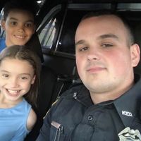 Un vídeo capta cómo un niño de ocho años rescata a su hermana del coche mientras lo estaban robando