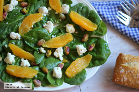 Ensalada griega de espinacas, queso de cabra, naranja y pistachos. Receta