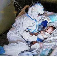 La conmovedora imagen de una enfermera abrazando a un bebé con Covid en la UCI para tranquilizarle antes de ser operado