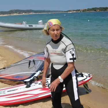 La dieta de la abuela italiana de 99 años que practica windsurf y no come nada hasta las 11:00h: “Me bebo todas las mañanas medio litro de agua con suplemento de magnesio y potasio” 