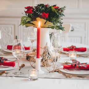 El mantel antimanchas del outlet de El Corte Inglés colorido y barato que es ideal para vestir la mesa durante la Navidad