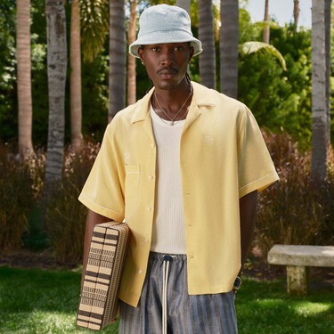 Los hombres con más estilo llevan este color de moda que resuelve todos sus looks sin esfuerzo