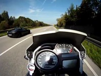 BMW R 1200 GS frente a Tesla Roadster ¿Quién la tiene más grande?