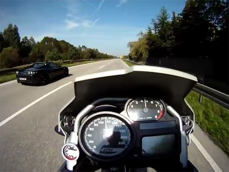 BMW R 1200 GS frente a Tesla Roadster ¿Quién la tiene más grande?