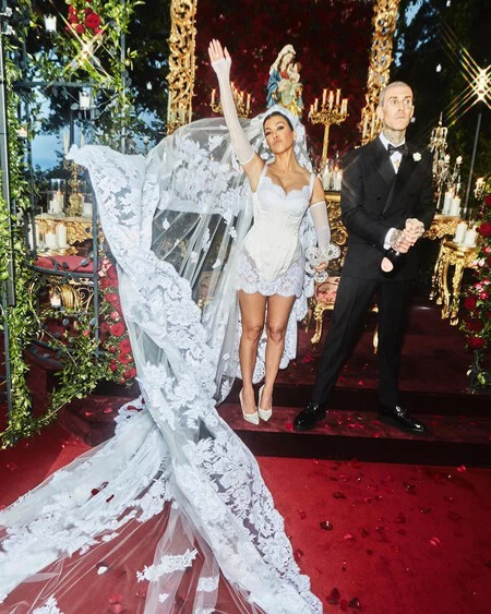 La boda de Kourtney Kardashian en Italia nos deja con looks de invitada góticos y un velo de fantasía