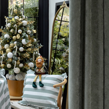 El Arbol Navideno Utilizado En Este Ambiente Tambien Tiene Un Pequeno Toque Infantil Con La Dec
