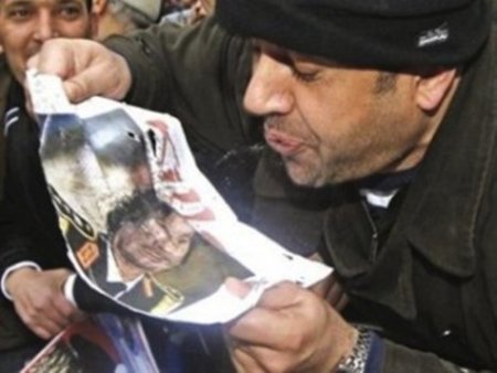 La red se enfrenta al apagón informativo del terrorista Gadafi